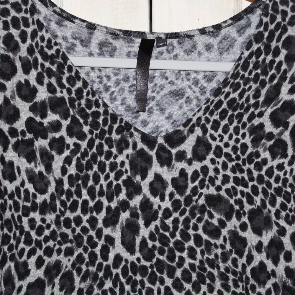 Women's‎ black and gray leopard print v-neck top w/ ruched sides and sleeves - Picture 2 of 6
